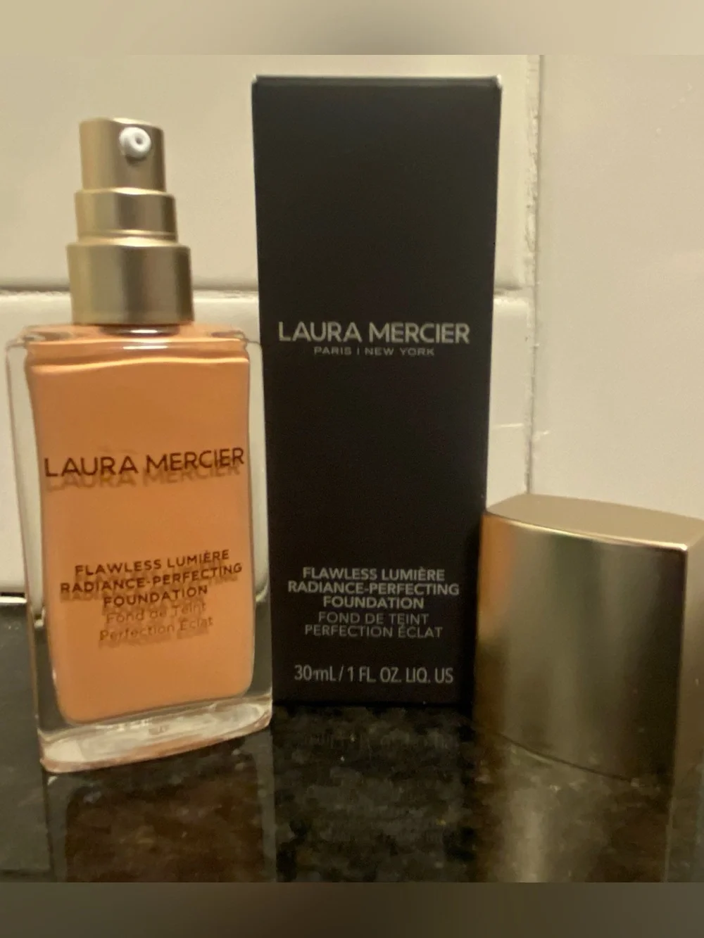 Laura Mercier - Flawless Lumière Radiance-Perfecting Foundation (3N2-Honey) - Picture 15 of 16